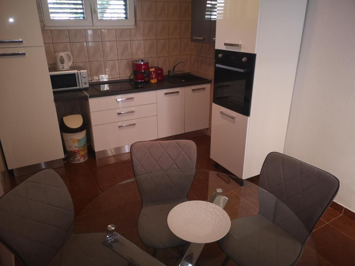 Apartment Ivana ビオグラード・ナ・モル エクステリア 写真